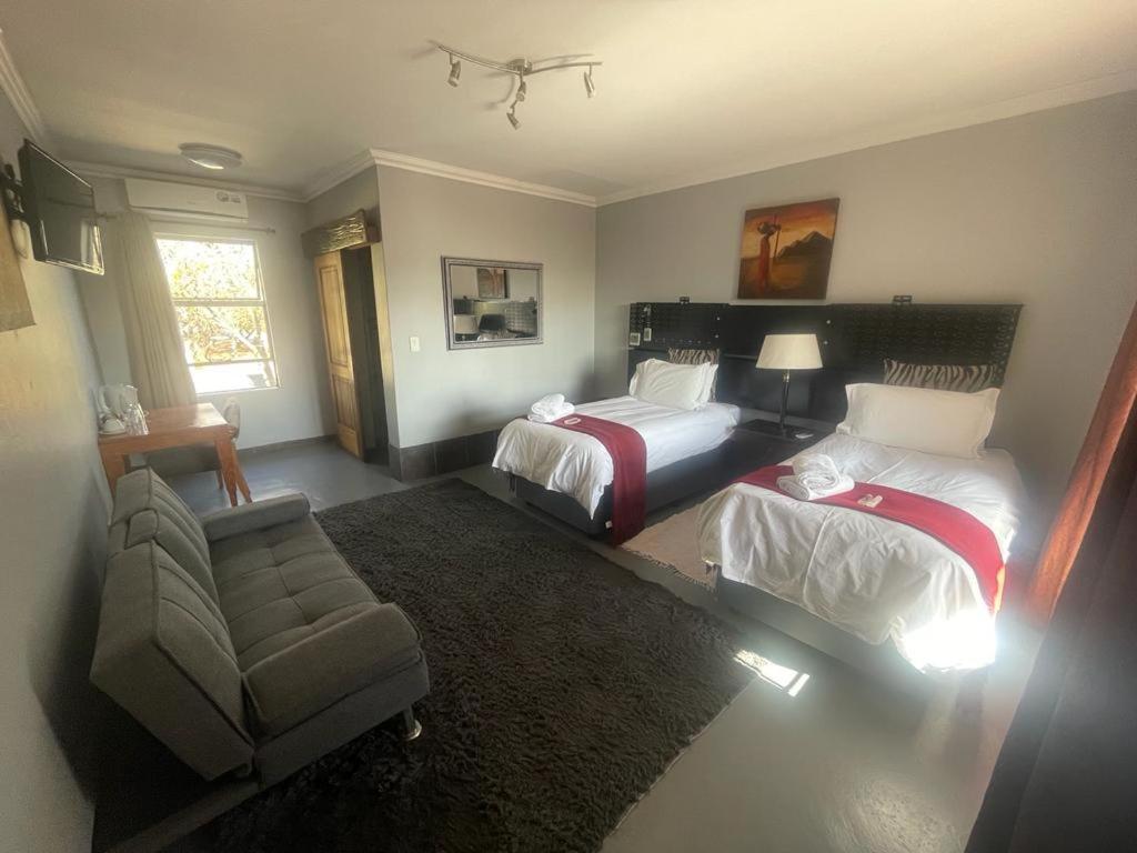 Africa Footprints Lodge เคมป์ตัน พาร์ค ภายนอก รูปภาพ